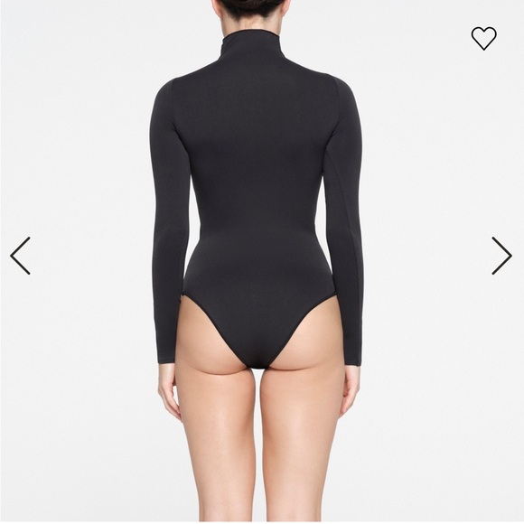 SKIMS ESSENTIAL MOCK NECK LONG SLEEVE BODYSUIT - Picture 2 of 10